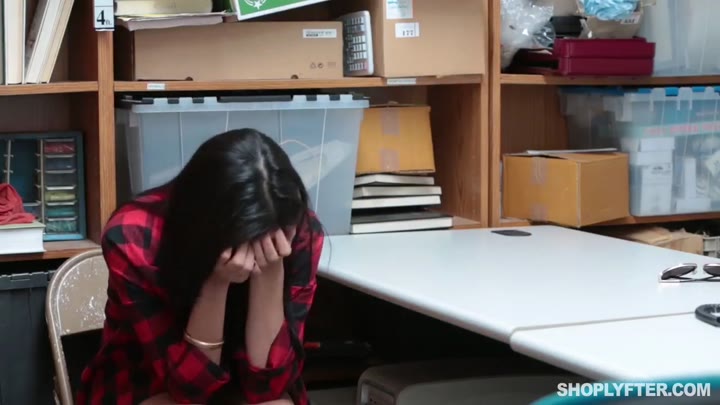 Shoplyfter Audrey Royal