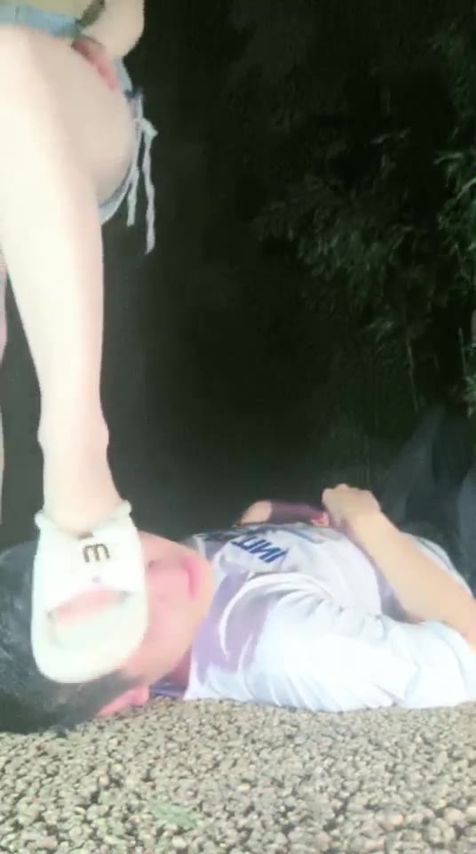 诗琪 雨后户外调教