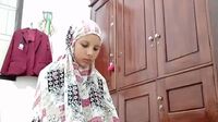 Background nonton video viral BOKEP Mukena Cantik Omek Mancur Terbaru