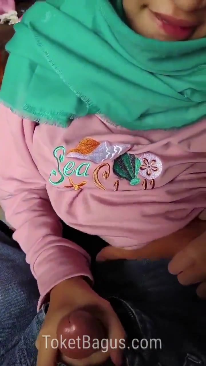 Jilbab penjual kopi di grepe sambil ...