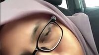Hijab Kacamata Lugu Sepong Kontol Di Mobil (3)