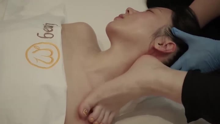 未知女主 真实美容师用脚给女顾客护肤
