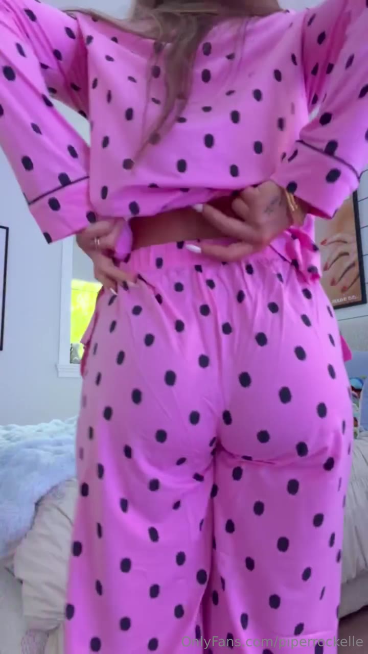 Piper Rockelle - Stripping from her Pajamas