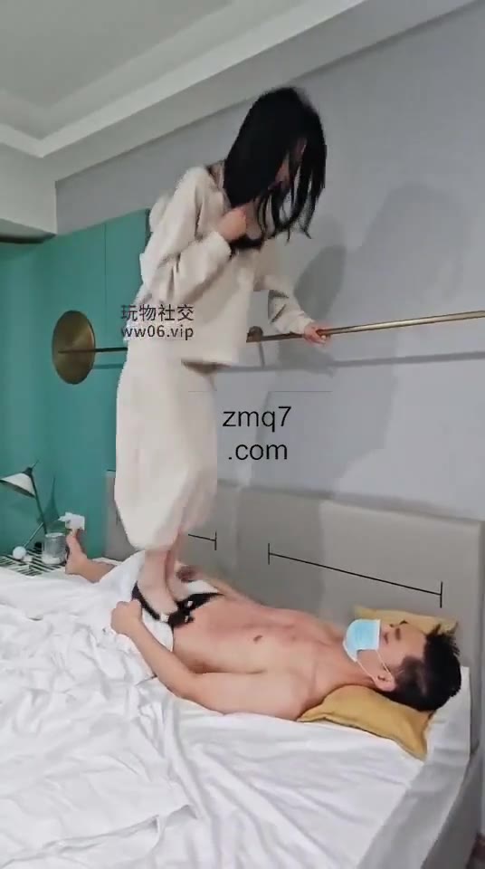 千千 暴力踩踏