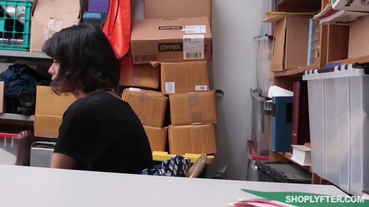 Shoplyfter Penelope Reed