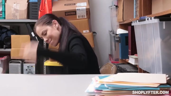 Shoplyfter Bobbi Dylan