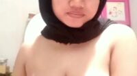 Jilbab Hitam Pamer Melon