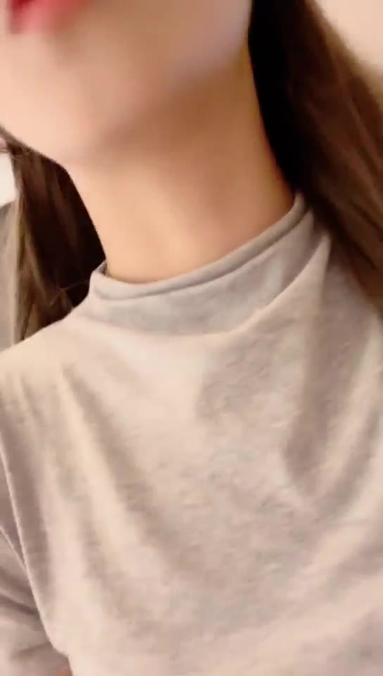不知名美女 帆布鞋踩踏