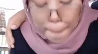 Jilbab Mesum Nyepong Kontol Pacar Ditempat Umum
