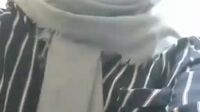 Hijab Kacamata Baju Garis Hitam Colmek