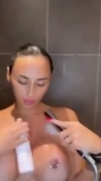 Miniature: Astrid Nelsia fait la coquine sous la douche