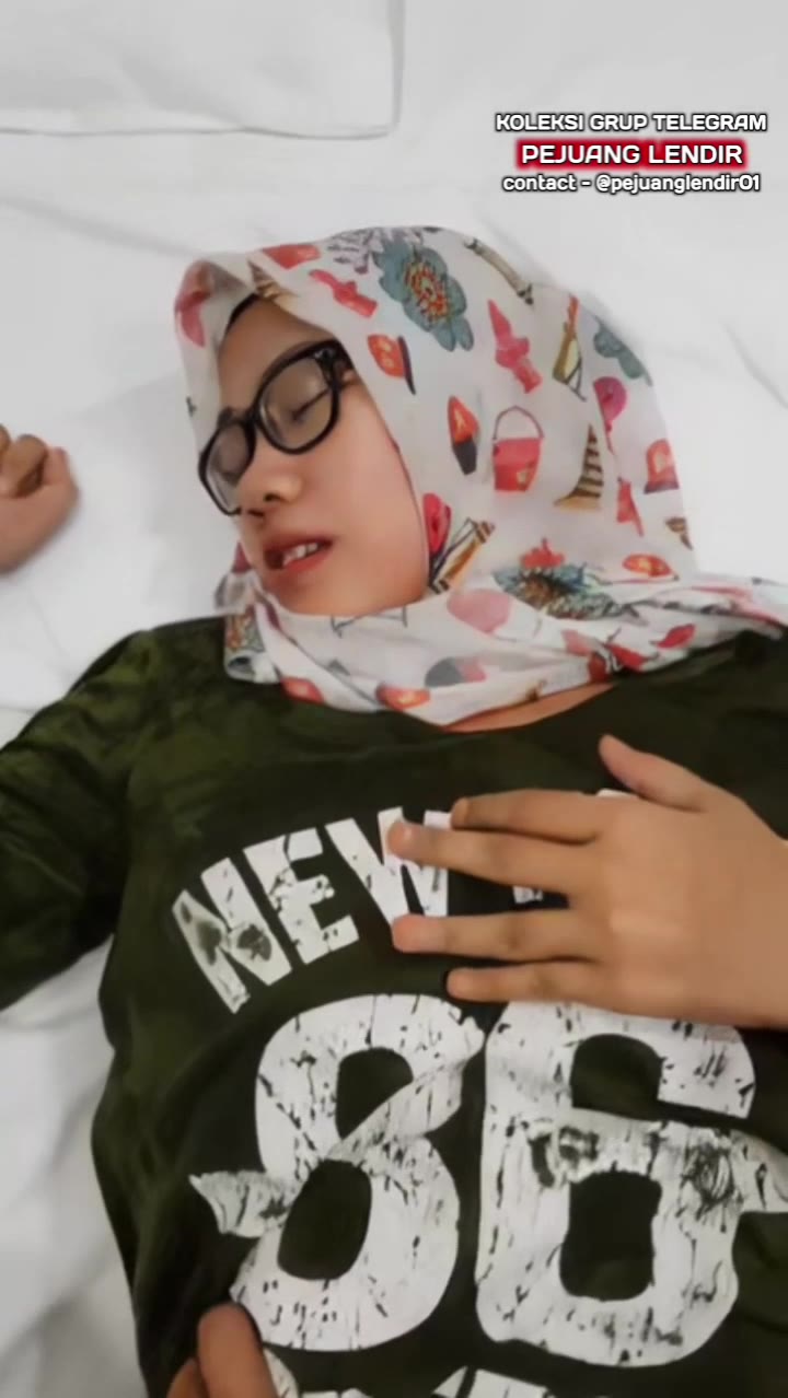 Jilbab kacamata hyper suka treesome ...
