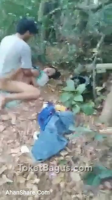ABG Ngewe Disemak-semak Kepergok Dip4ks4 Ngulang Ama Warga