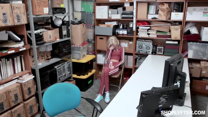 Shoplyfter Kiara Cole