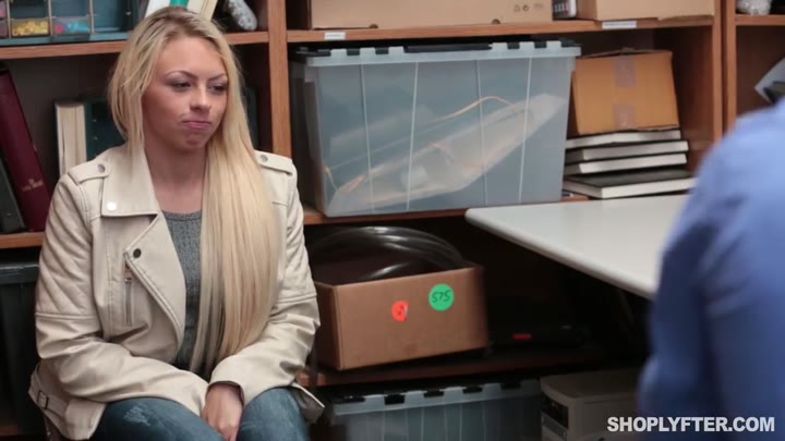 Shoplyfter Zoey Clark