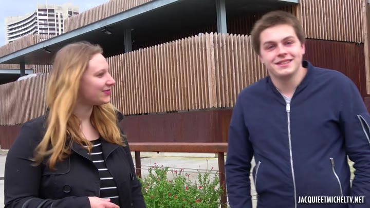 Melodie - JacquieEtMichelTV - Mélodie, 22ans, de Laval, trio avec un fan débutant et un hardeur