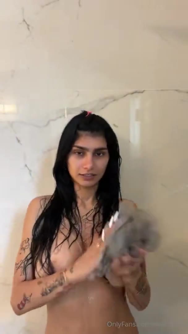 Mia Khalifa OnlyFans Livestream in the Bathroom