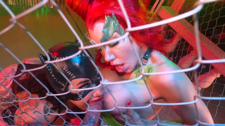 {Arabelle Raphael & Little Puck – Catwoman and Poison Ivy Double BJ, Titfuck & Cum Swap