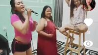 Lagi Asik Karaoke Rame-Rame Dia Malah Ngentot