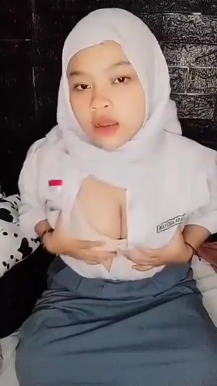 Mukena putih seragam SMA bugil telanjang perlihatkan puting susu