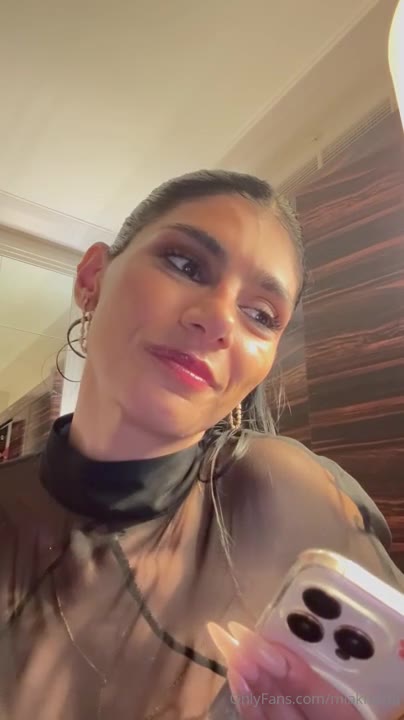 Onlyfans Mia Khalifa Undresses & Gets Naked on Bed