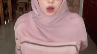 Hijab Kacamata Cantik Dientot Di Ruang Tamu
