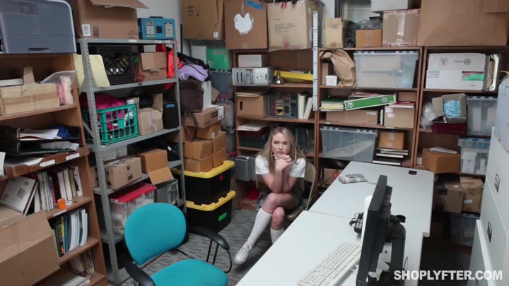 Shoplyfter Alyssa Cole